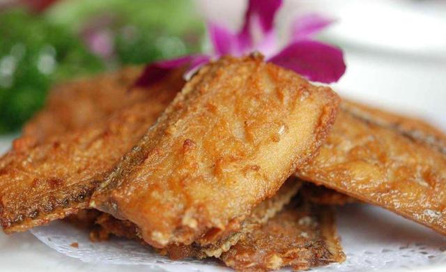 这才是煎带鱼最好吃的做法，外面酥，里面嫩，做法很简单