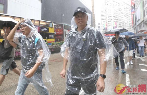 ▲黎智英参与非法游行。(图片源自香港《文汇报》)