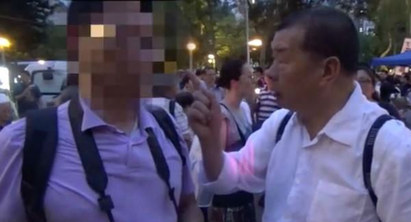 ▲黎智英威胁香港记者一幕被拍下。（“东网”视频截图）
