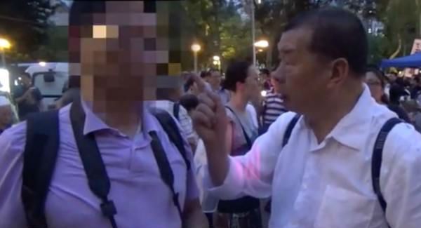 ▲黎智英威胁香港记者一幕被拍下。(“东网”视频截图)
