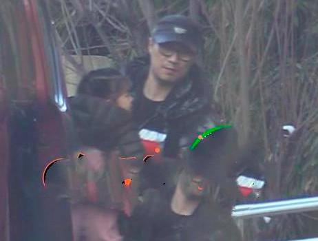 汪峰又去医院探望章子怡了!抱着醒醒尽显父爱,天黑了才不舍离去