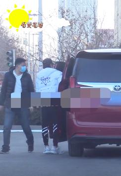 汪峰又去医院探望章子怡了!抱着醒醒尽显父爱,天黑了才不舍离去