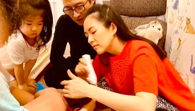 汪峰又去医院探望章子怡了!抱着醒醒尽显父爱,天黑了才不舍离去