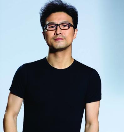 汪峰又去医院探望章子怡了!抱着醒醒尽显父爱,天黑了才不舍离去