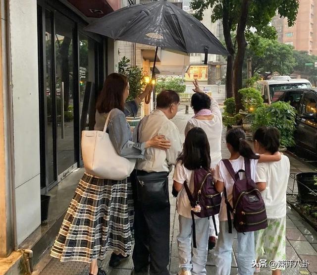 整容过度黎姿变杨怡遭群嘲,伪装素颜女神被揭买通稿上头版拉融资