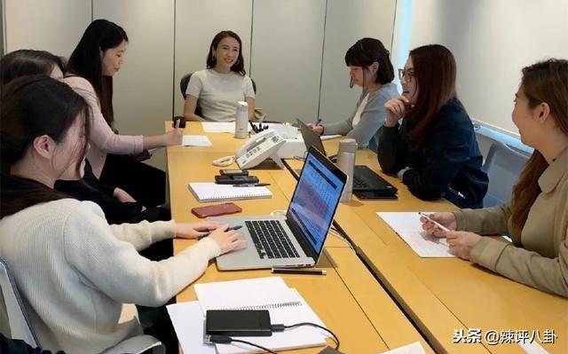 整容过度黎姿变杨怡遭群嘲,伪装素颜女神被揭买通稿上头版拉融资