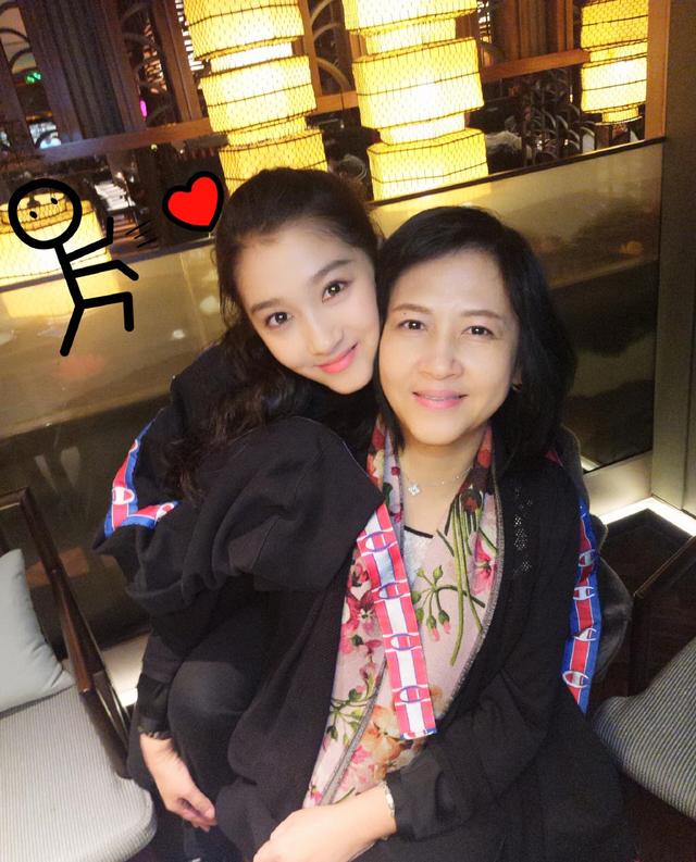 关晓彤携妈妈发热门诊就医,母女全副武装气氛不对劲
