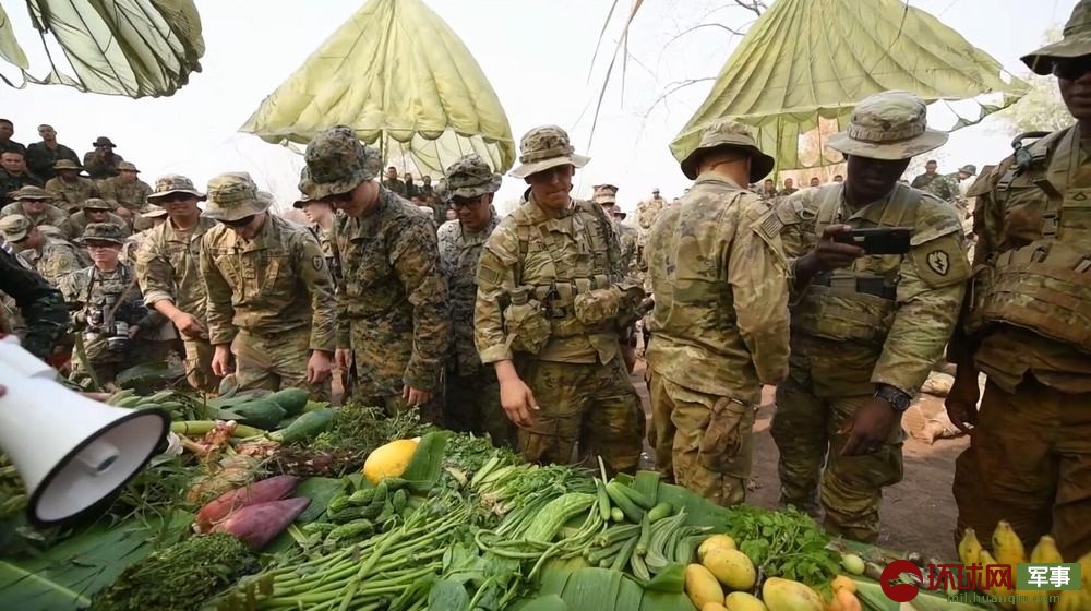 美军士兵学习辨认各种东南亚蔬果