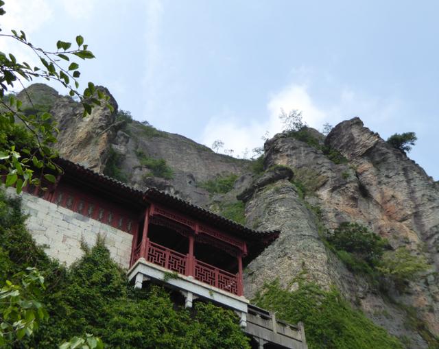 江南也有一悬空寺，与山西恒山悬空寺，并称为“中国南北悬空寺”