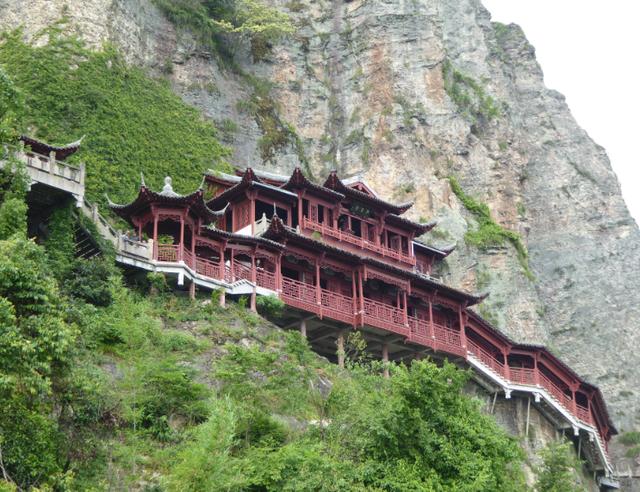 江南也有一悬空寺，与山西恒山悬空寺，并称为“中国南北悬空寺”