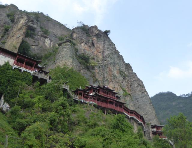 江南也有一悬空寺，与山西恒山悬空寺，并称为“中国南北悬空寺”