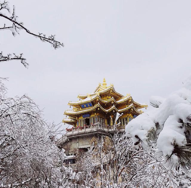 全球黄金最多的山顶!下雪后就成了“云顶天宫”,是老子得道之地