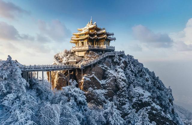 全球黄金最多的山顶!下雪后就成了“云顶天宫”,是老子得道之地