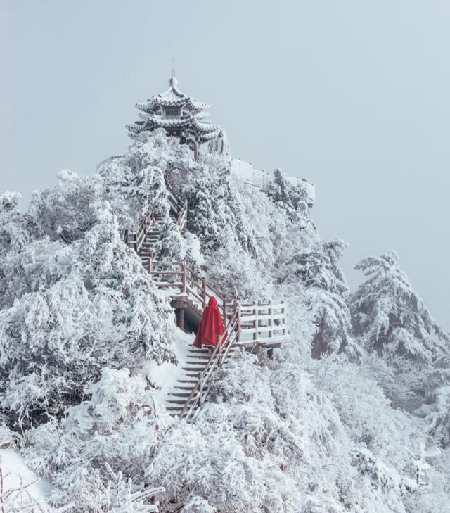 全球黄金最多的山顶!下雪后就成了“云顶天宫”,是老子得道之地