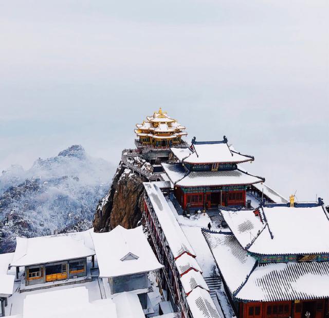 全球黄金最多的山顶!下雪后就成了“云顶天宫”,是老子得道之地