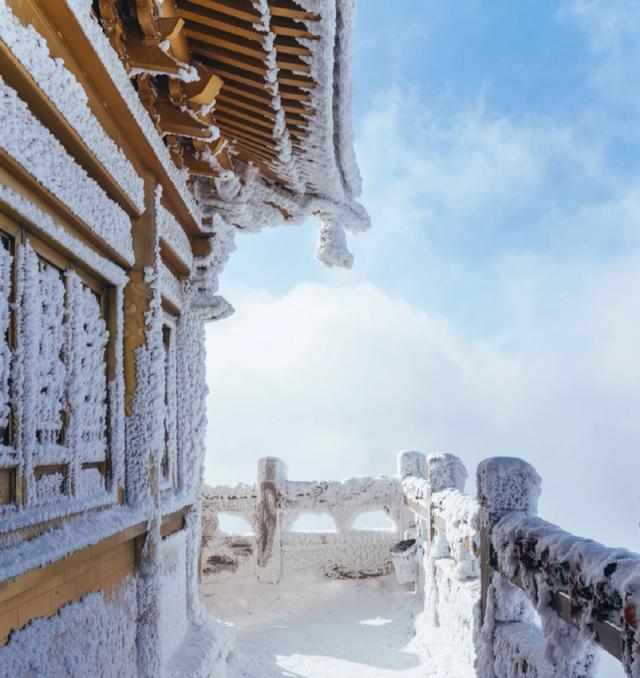 全球黄金最多的山顶！下雪后就成了“云顶天宫”，是老子得道之地