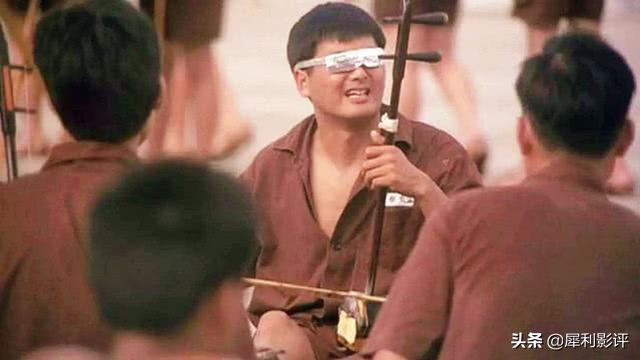 当黑社会侵入校园后,这部电影展示了:一个女学生撕裂的人生