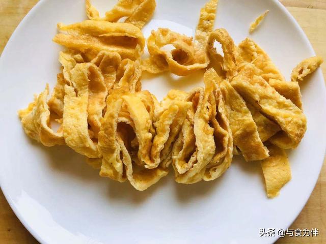 吃了这么多年青椒炒鸡蛋,这样做最下饭,3点窍门,不比饭店差