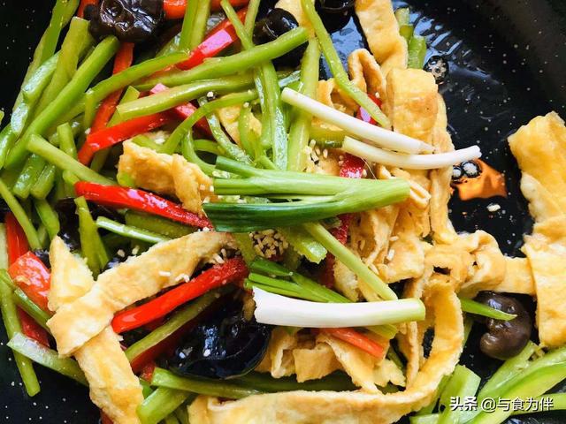 吃了这么多年青椒炒鸡蛋,这样做最下饭,3点窍门,不比饭店差