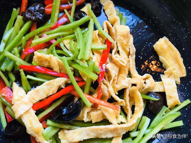 吃了这么多年青椒炒鸡蛋,这样做最下饭,3点窍门,不比饭店差