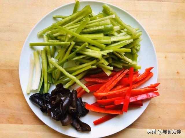 吃了这么多年青椒炒鸡蛋,这样做最下饭,3点窍门,不比饭店差