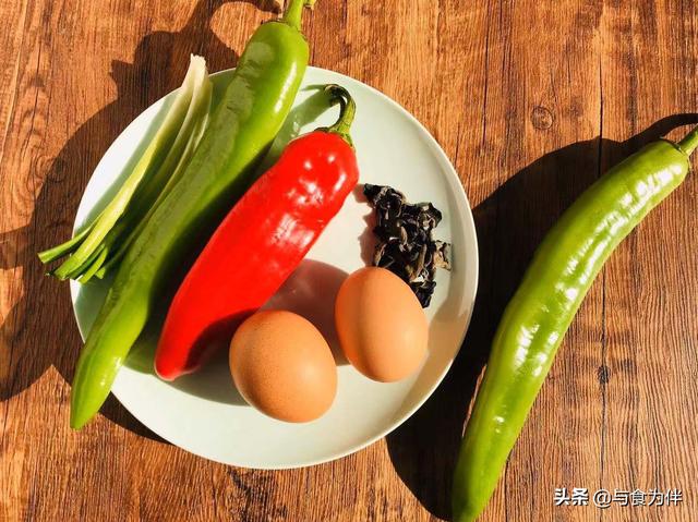 吃了这么多年青椒炒鸡蛋,这样做最下饭,3点窍门,不比饭店差
