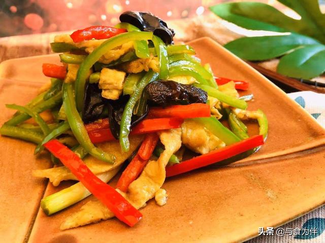 吃了这么多年青椒炒鸡蛋,这样做最下饭,3点窍门,不比饭店差