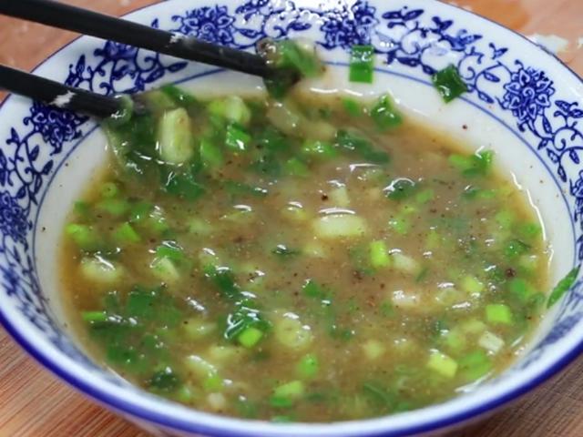花生米打3个鸡蛋,没想到这么好吃,我家一周做4次,出锅就抢光