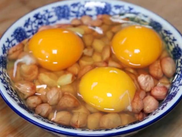 花生米打3个鸡蛋,没想到这么好吃,我家一周做4次,出锅就抢光