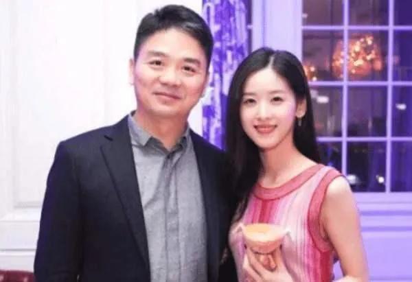 刘强东年轻时的照片,真叫人心酸,网友:这才是真正的白手起家