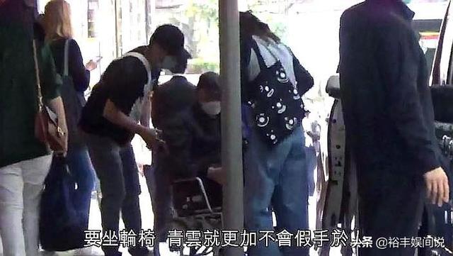 刘青云陪爸爸看医生，全程贴心照顾亲自推轮椅，19年来从不间断