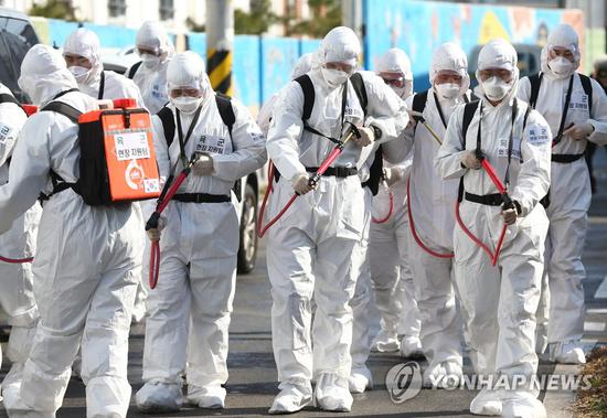 工作人员在庆山市进行防疫作业（韩联社）