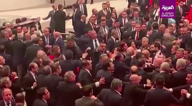 土耳其议会爆发激烈冲突 数十名议员参与“混战”