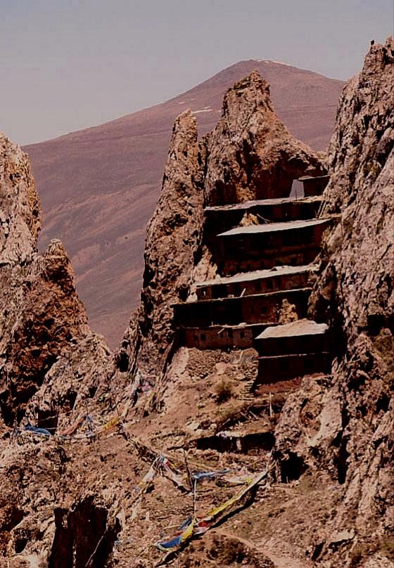 世界上海拔最高的天空之城，在悬崖绝壁上矗立千年的神奇建筑