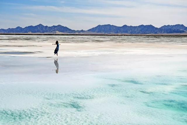 仅次于乌尤尼盐湖，是茶卡盐湖的56倍，中国最大“天空之镜”