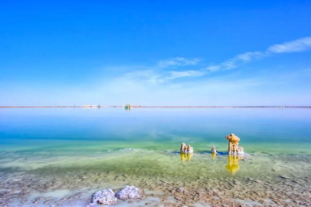 仅次于乌尤尼盐湖，是茶卡盐湖的56倍，中国最大“天空之镜”