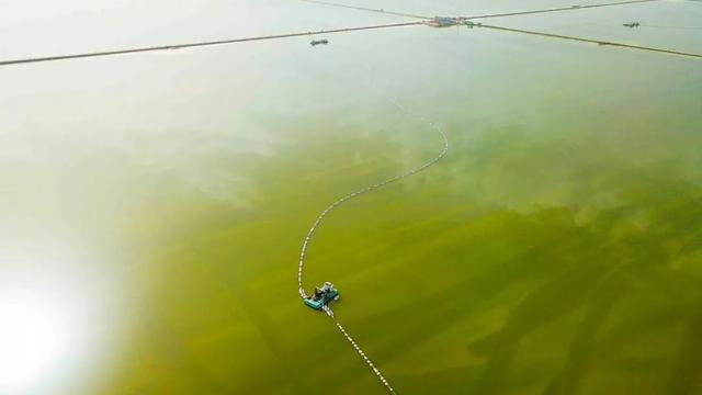 仅次于乌尤尼盐湖,是茶卡盐湖的56倍,中国最大“天空之镜”