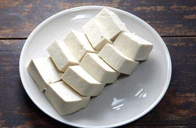 吃不完的豆腐不要放冰箱，一个小方法半月不酸不坏。