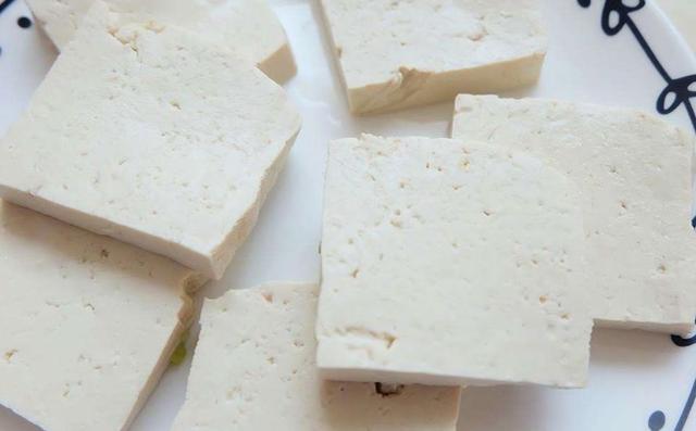 吃不完的豆腐不要放冰箱，一个小方法半月不酸不坏。