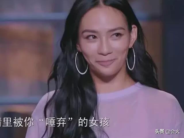 东方台名嘴曝尼格买提没主持人证,尼格买提秒黑脸,场面太尴尬