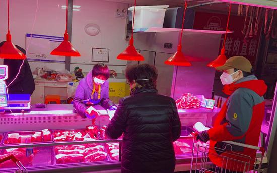目前很多餐馆还没有开业，市民的猪肉消费在明显增加。摄影/新京报记者 陈琳