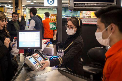 3月5日，在伊朗德黑兰，商场收银员佩戴口罩工作。新华社发（艾哈迈德·哈拉比萨斯摄）
