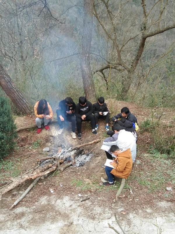 因村子所在地位于山底,网络信号不佳,湖北省十堰市竹山县轻土坪村的孩子们结伴爬到山上“找网上课” 。 采访对象供图