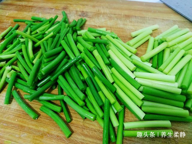 年菜备选“蒜苔炒肉丝”，多加一步，肉丝滑嫩，蒜苔入味好吃