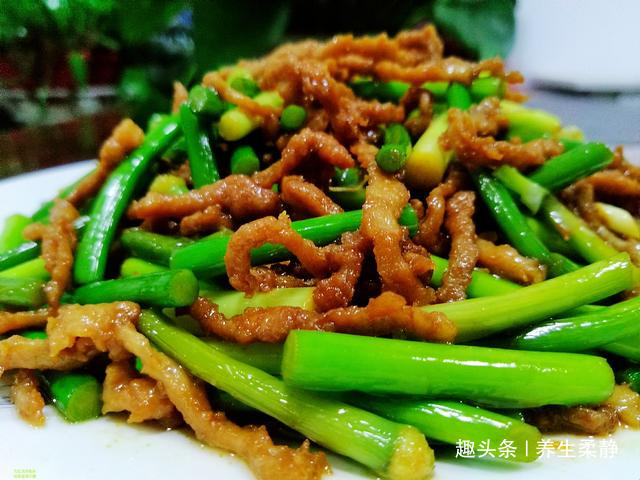 年菜备选“蒜苔炒肉丝”，多加一步，肉丝滑嫩，蒜苔入味好吃