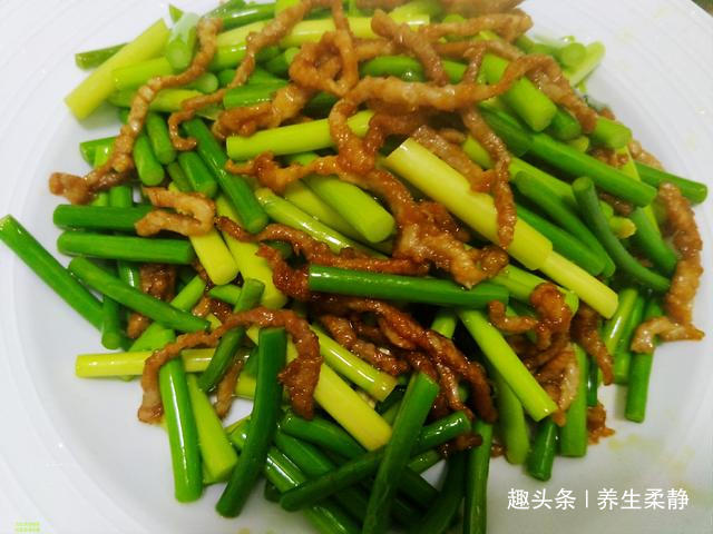 年菜备选“蒜苔炒肉丝”，多加一步，肉丝滑嫩，蒜苔入味好吃