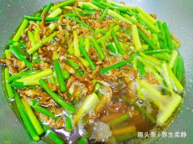 年菜备选“蒜苔炒肉丝”，多加一步，肉丝滑嫩，蒜苔入味好吃