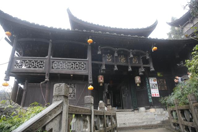 芙蓉镇,挂在瀑布上的千年古镇