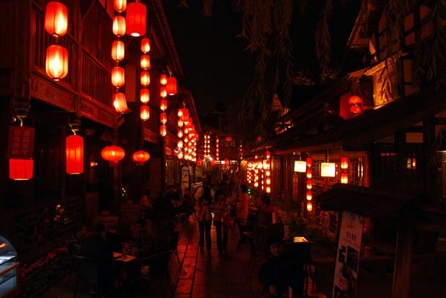 中国3大坑人美食街，当地人从来不去，游客却趋之若鹜