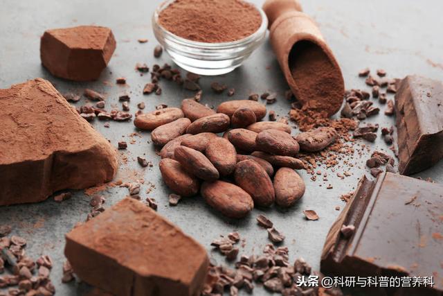 每天吃6克黑巧克力,平稳血压,还降低中老年人心脑血管疾病风险